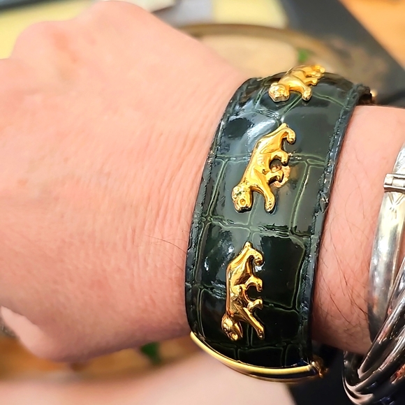 Vintage Brushed Gold & Black Lion Clamper Bracelet - Picture 7 of 7